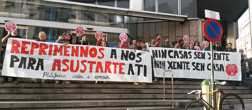 Concentración de la Plataforma Stop Desahucios a las puertas de los juzgados de A Coruña
