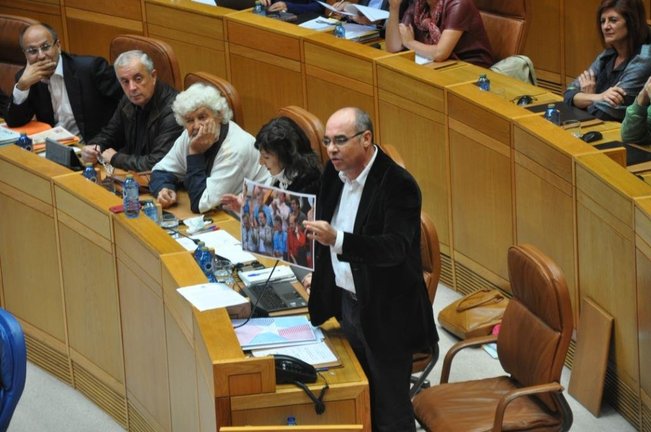 Jorquera muestra la foto en el Parlamento de Galicia