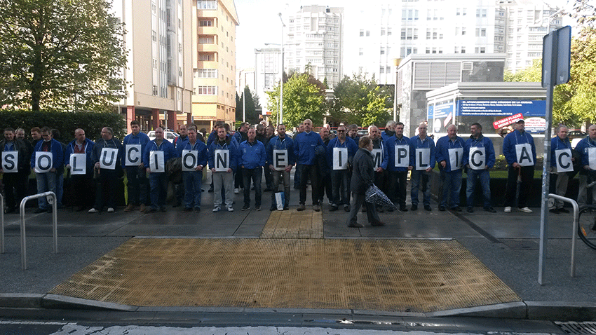 Concentración de ex trabajadores de la Fábrica de armas ante el edificio de la Xunta en Nuevos Ministerios bajo el lema "Solución e implicación"