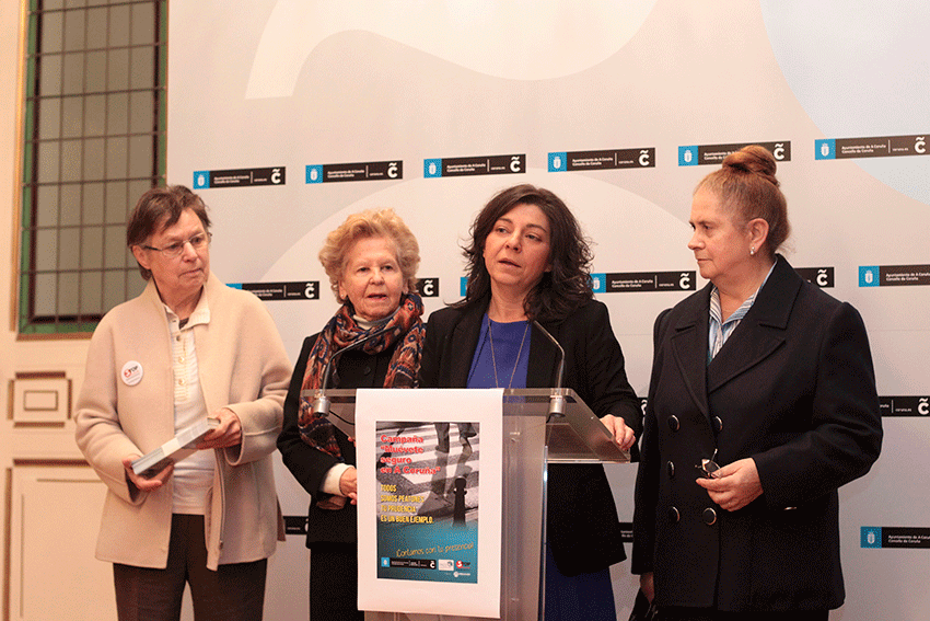 Begoña Freire, concejala de movilidad, presenta la campaña para prevenir atropellos entre los mayores