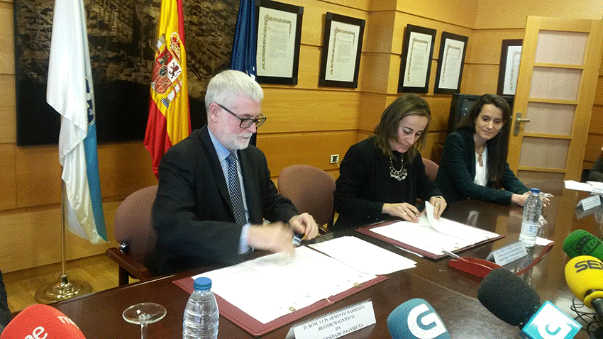 Xosé Luís Armesto, rector de la UDC, y la Conselleira de Medio Ambiente e Infraestructuras, Ethel Vázquez, firmando el convenio