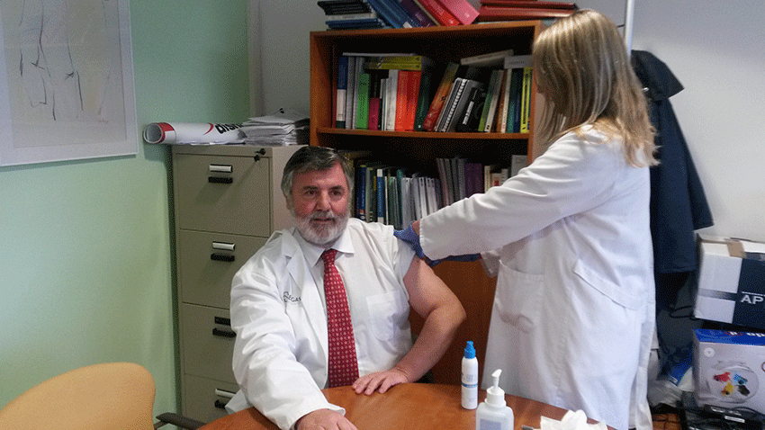 Luciando Vidán, jefe del Servicio de Hospitalización a domicilio del CHUAC, vacunándose.
