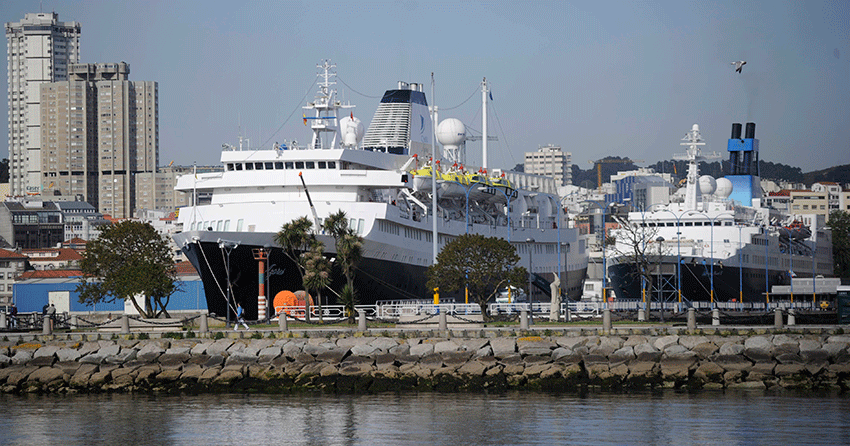 El Saga Pearl III y el MV Azores en el muelle de trasatlánticos