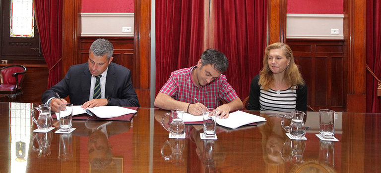 Xulio Ferreiro en una de las firmas con Caixabank