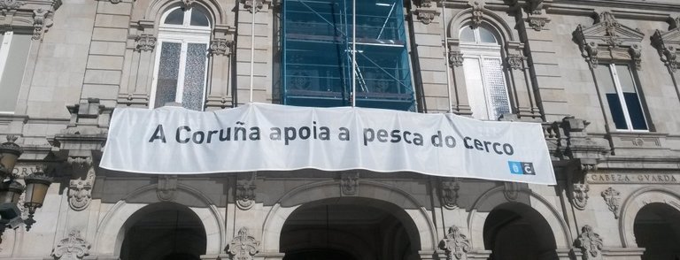 Pancarta a favor del cerco en el Ayuntamiento de A Coruña