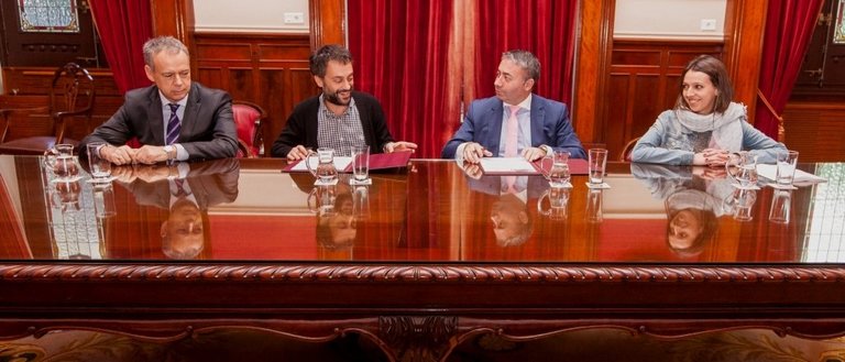 Xulio Ferreiro firma el convenio con Gas Natural Fenosa