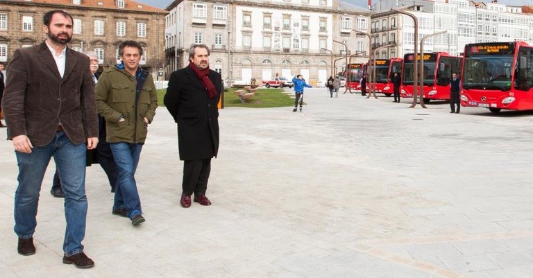 Ferreiro y José Prada presentan los nuevos buses