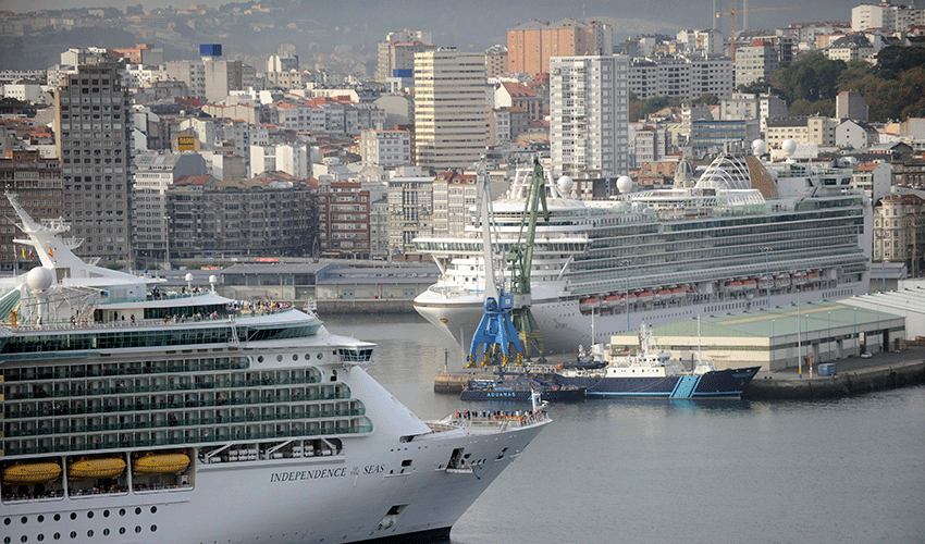 El Independence of the Seas y el del Azura en el Puerto de A Coruña